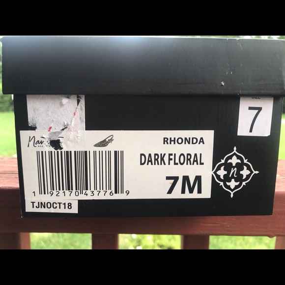 Nannette LePore “Rhonda” dark floral kitten heel - Picture 4 of 4